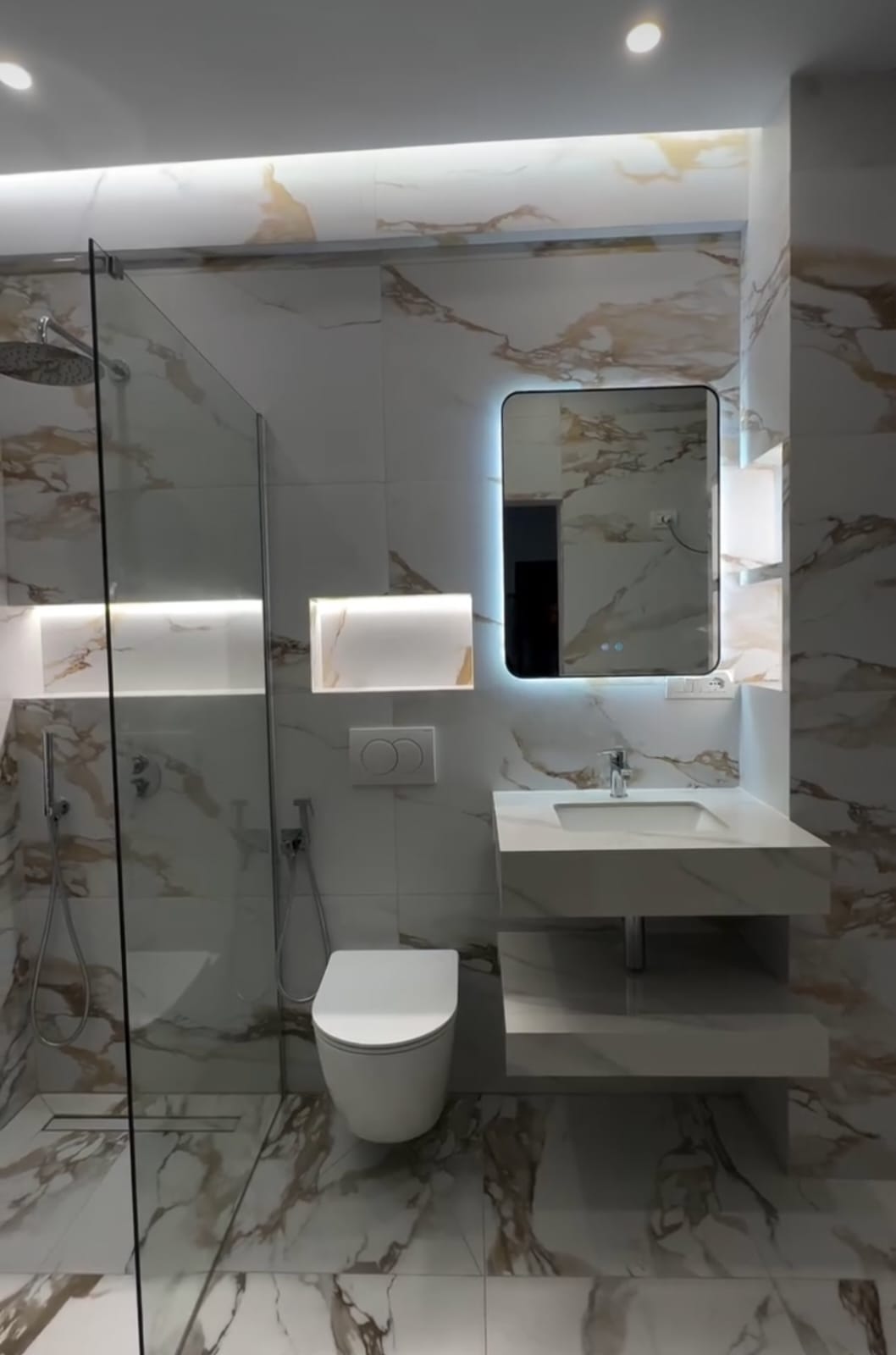 Banjo moderne me ndriçim LED dhe pllaka mermeri