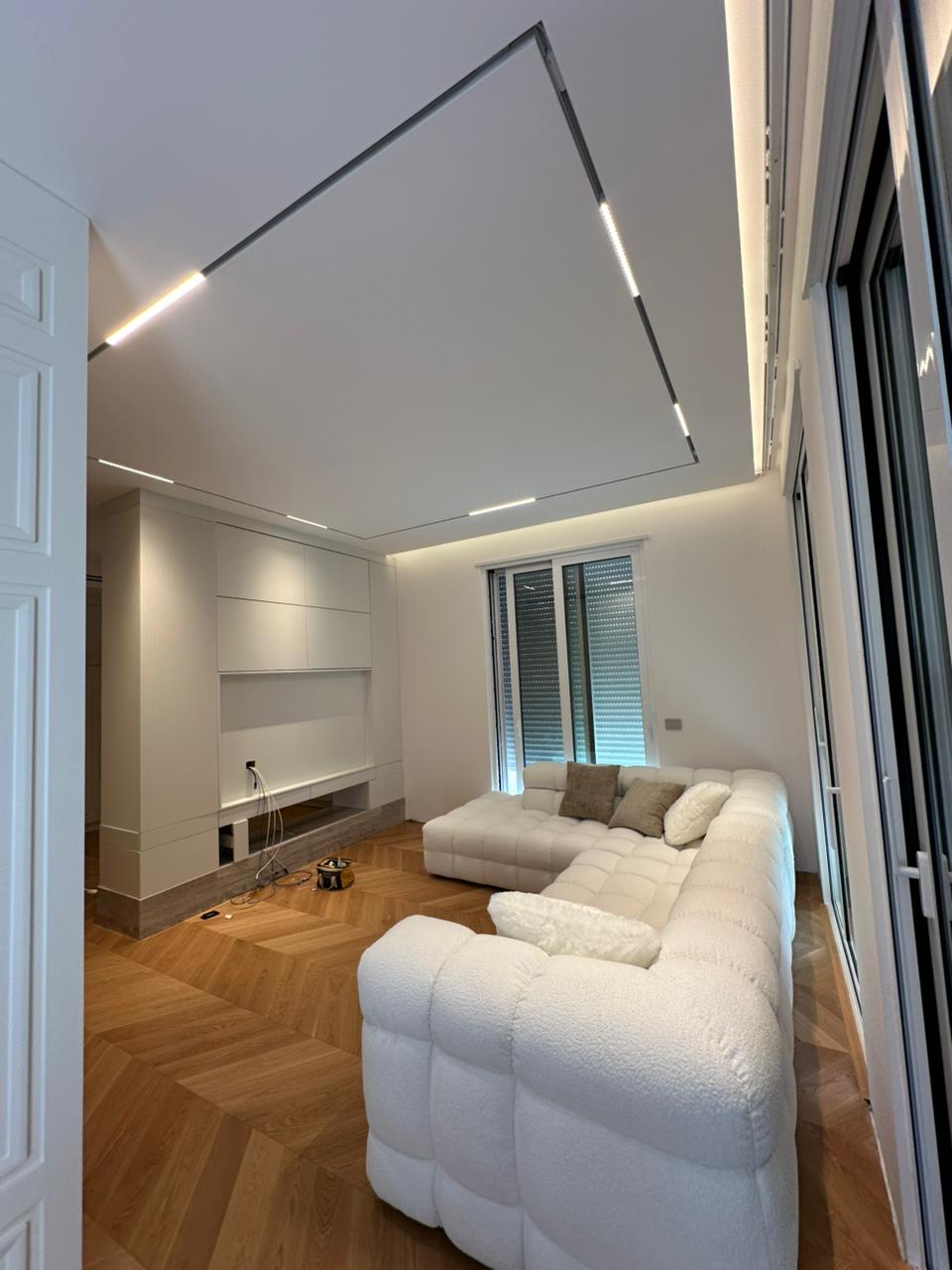 Dhomë ndenjeje me ndriçim tavani LED