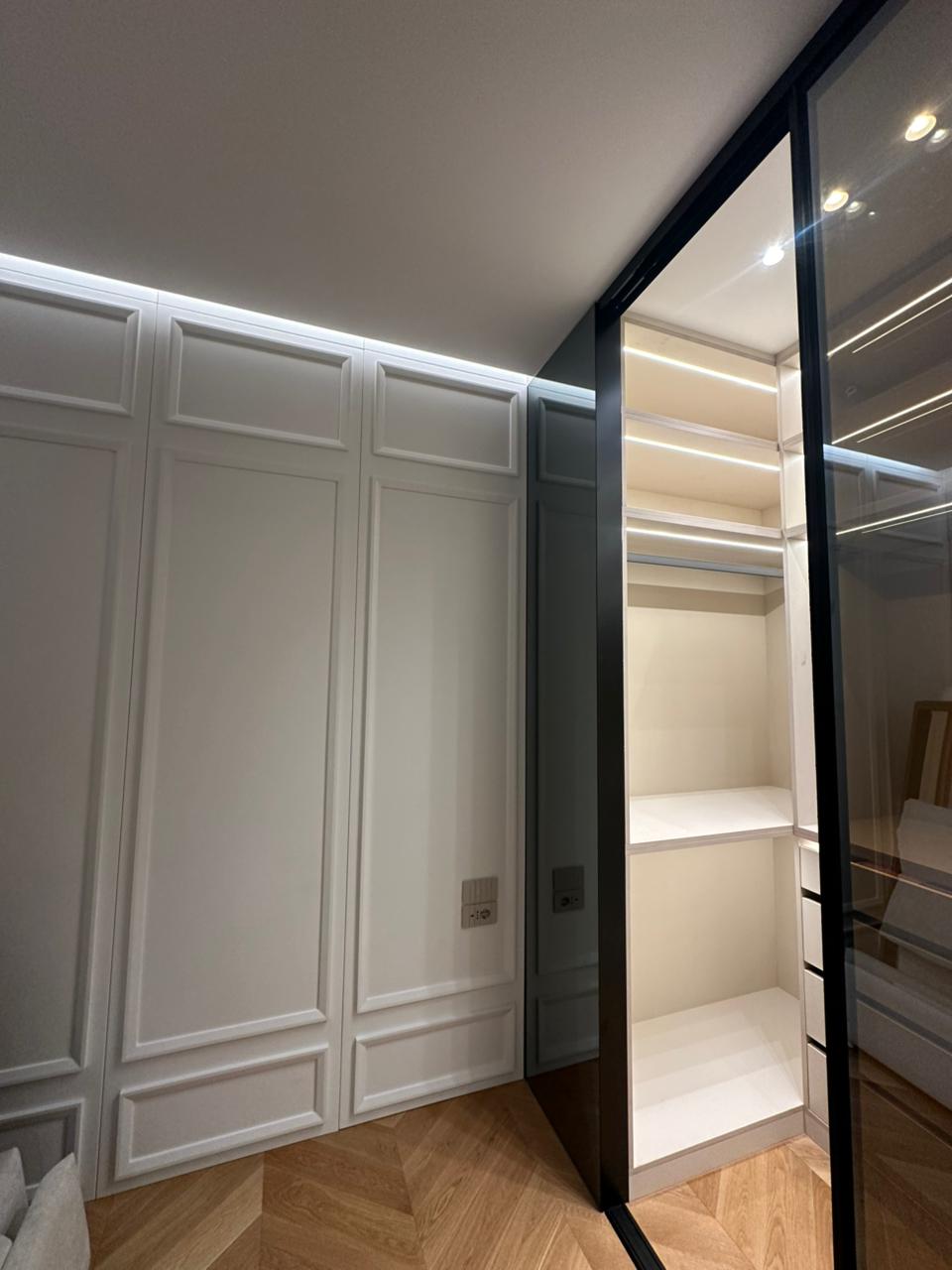 Ndriçim modern dollapi me strip LED