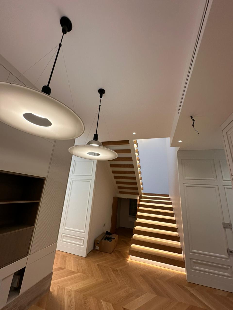 Ndriçim modern shkallësh me LED - Elektricist profesional në Tiranë